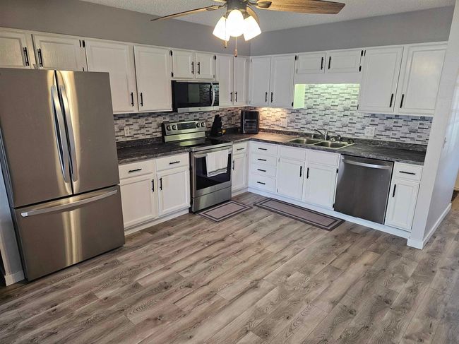 182 Amstar Dr, Condo with 2 bedrooms, 2 bathrooms and null parking in CHIPPEWA FALLS WI | Image 4
