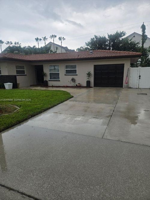 106 Park Ln E, Hypoluxo, FL, 33462-5402 | Card Image