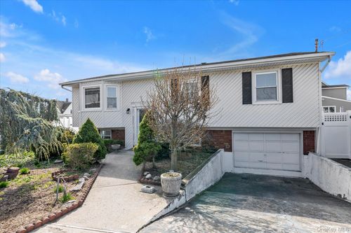 124 Stella Ct, Lynbrook, NY, 11563-3427 | Card Image