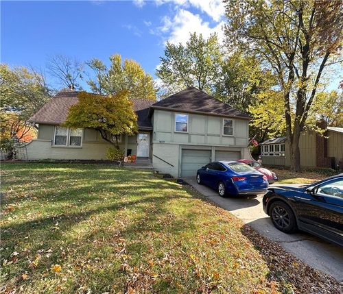 507 S Washington St, Raymore, MO, 64083-9165 | Card Image