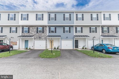 4 Landing Pl, YORK, PA, 17408-6375 | Card Image
