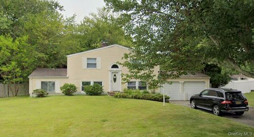 18 Fraternity Ln, Stony Brook, NY, 11790-2710 | Card Image
