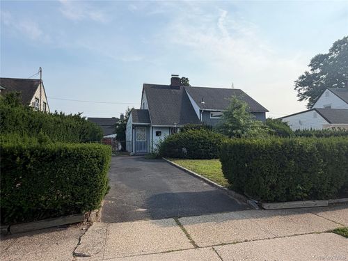 20 Rigger Lane, Hempstead, NY, 11756 | Card Image