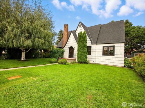 417 N Columbia St, Chelan, WA, 98816-9171 | Card Image