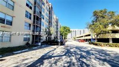 314 - 17890 W Dixie Hwy 314 Hwy, Condo with 2 bedrooms, 2 bathrooms and null parking in North Miami Beach FL | Image 2