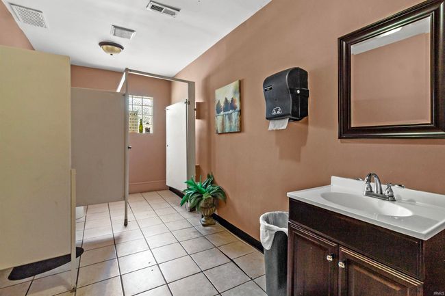 409 N 1 St St, Home with 0 bedrooms, 2 bathrooms and null parking in Gas City IN | Image 27