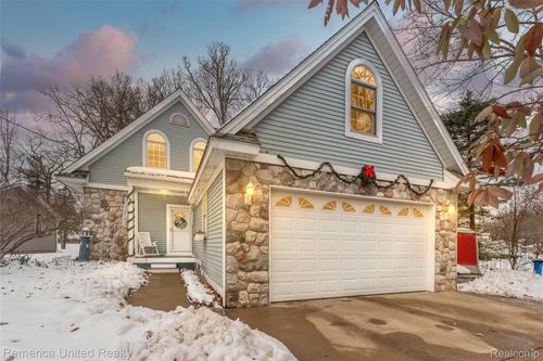 1491 Division Dr, Hartland, MI, 48353-3303 | Card Image