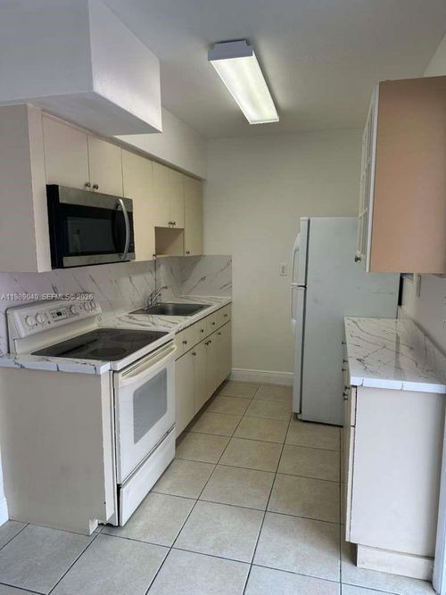 apt-4-375 E 4th St, Hialeah, FL, 33010-4876 | Card Image
