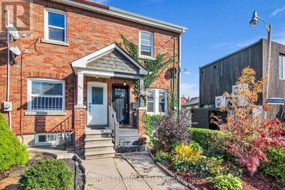 199 Lippincott St, Townhouse with 3 bedrooms, 2 bathrooms and 1 parking in Toronto ON | Image 1