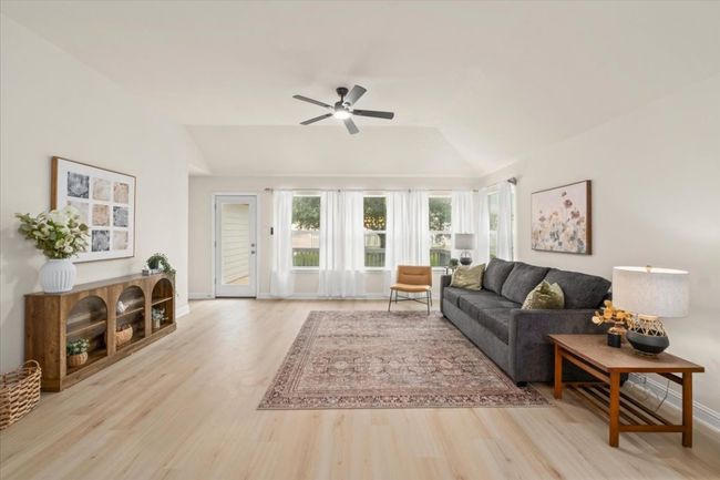 Living room, open to kitchen and breakfast | Image 10