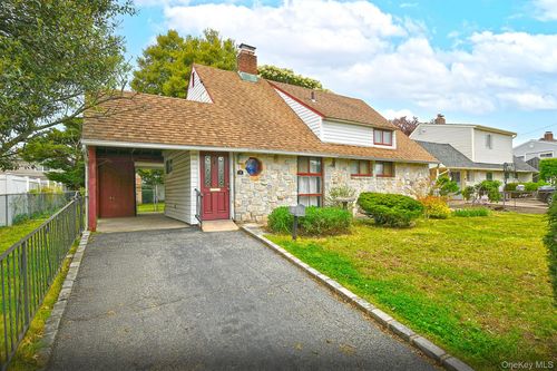 16 Springtime Ln E, Levittown, NY, 11756-4419 | Card Image
