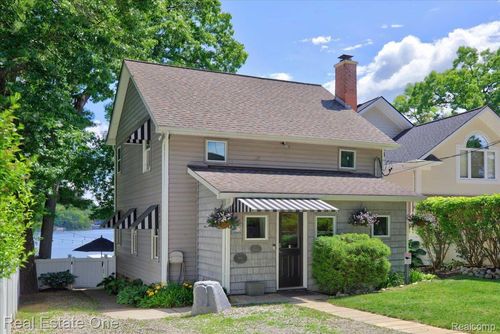 836 Pine Tree Rd W, Lake Orion, MI, 48362-2558 | Card Image