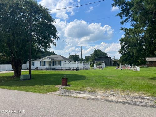 33 Adams St, Chocowinity, NC, 27817-8551 | Card Image