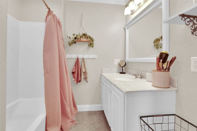 En-suite bath in the northwest bedroom | Image 23