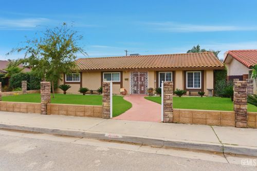 611 Varsity Ave, Arvin, CA, 93203-1039 | Card Image