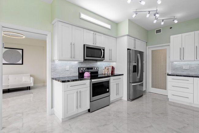 APT-802 - 7578 Regency Lake Dr, Condo with 3 bedrooms, 3 bathrooms and null parking in Boca Raton FL | Image 8