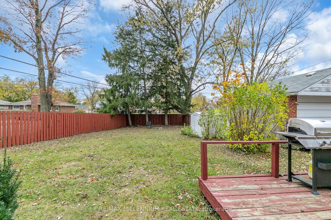 991 Parkview Ave, House other with 5 bedrooms, 2 bathrooms and 2 parking in Windsor ON | Image 25