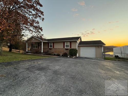 411 Lakeland Dr, Bluefield, WV, 24701-6821 | Card Image