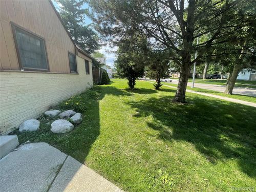 20616 Lancaster St, Harper Woods, MI, 48225-1636 | Card Image