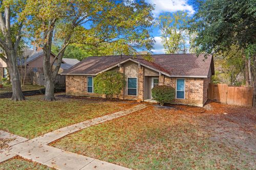 425 Country View Ln, Garland, TX, 75043-5613 | Card Image