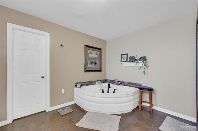 5213 Mile 8 1/2 Rd, House other with 3 bedrooms, 3 bathrooms and 2 parking in Edinburg TX | Image 15