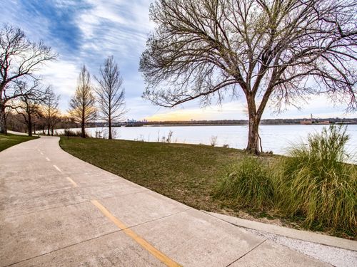 1052 Gallivant Ln, Dallas, TX, 75218-3939 | Card Image