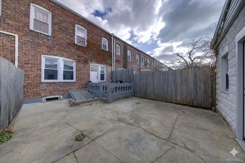 114 200th St, Saint Albans, NY, 11412-2809 | Card Image