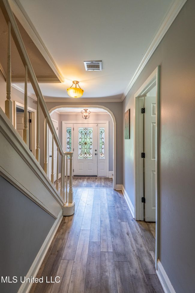 211 Traceway staircase hall | Image 25