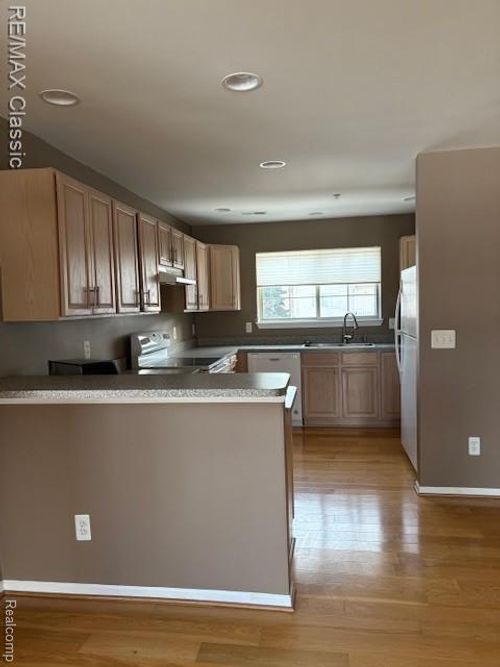 29294 Glen Oaks Blvd W, Farmington Hills, MI, 48334-2932 | Card Image