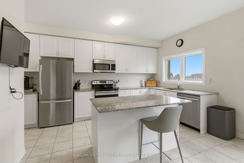 4018 Fracchioni Dr, Beamsville, ON, L3J0R8 | Card Image