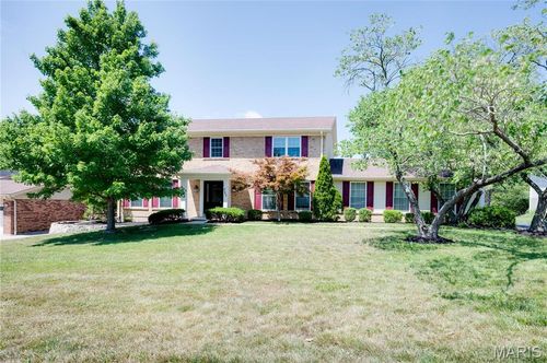 327 Royal Village Dr, Manchester, MO, 63011-3913 | Card Image