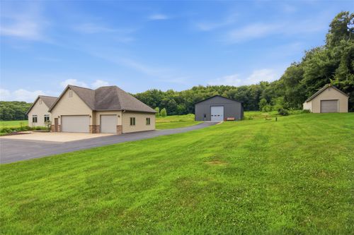 W860 Cedar Road, Eau Claire, WI, 54701 | Card Image
