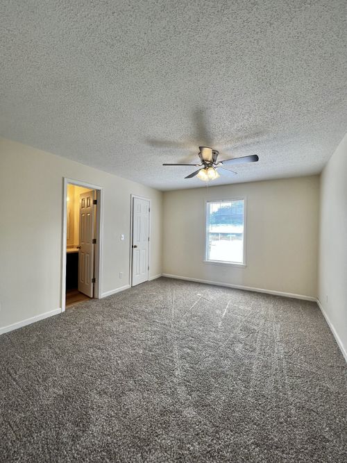 3864 Northeast Dr, Clarksville, TN, 37040-6165 | Card Image