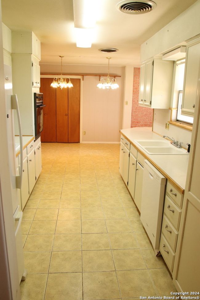 1902 College St, House other with 3 bedrooms, 2 bathrooms and null parking in Junction TX | Image 9