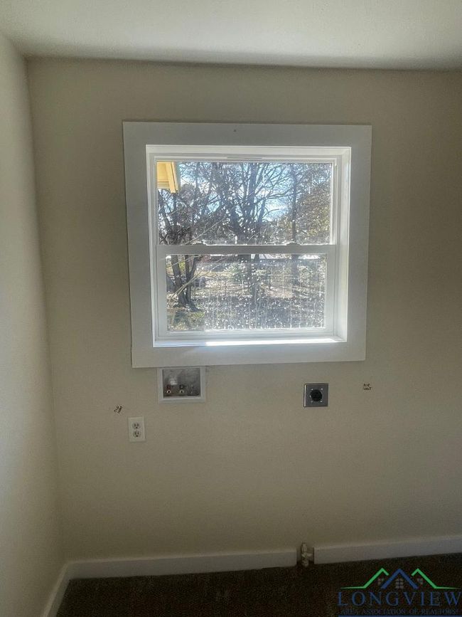 338 E Peters St, House other with 3 bedrooms, 2 bathrooms and null parking in De Kalb TX | Image 42