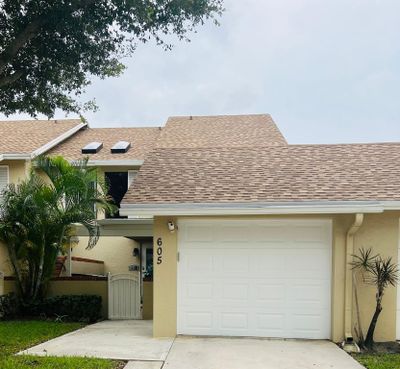 605 Maplewood Drive, Townhouse with 2 bedrooms, 1 bathrooms and null parking in Greenacres FL | Image 1