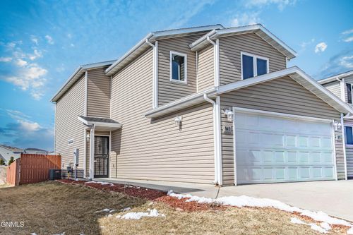 945 Madison Ln, Bismarck, ND, 58503-5026 | Card Image