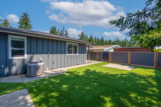 Quality astroturf front and back | Image 26