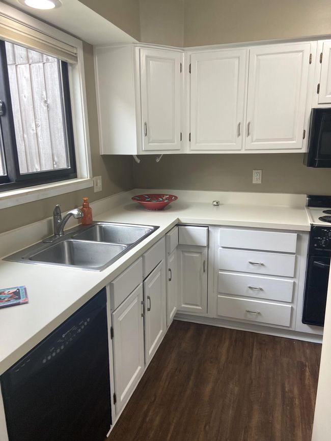 2165 Pauline Ct, Condo with 2 bedrooms, 2 bathrooms and null parking in Ann Arbor MI | Image 4