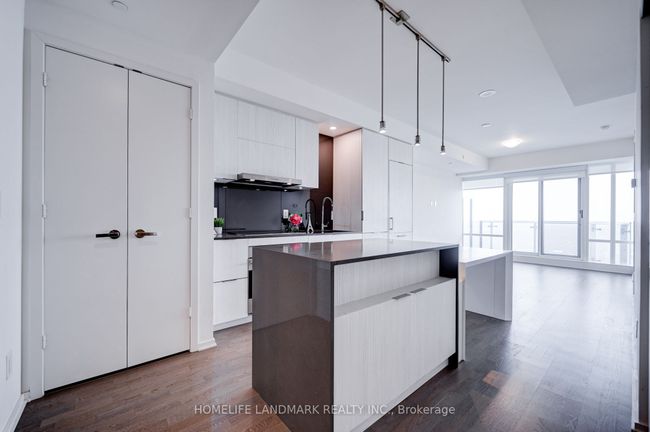 6108 - 1 Bloor St E, Condo with 2 bedrooms, 2 bathrooms and 1 parking in Toronto ON | Image 11