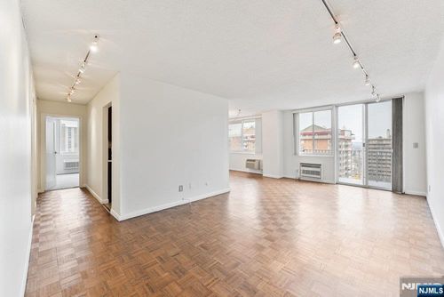 160 Overlook Ave, Hackensack, NJ, 07601-2207 | Card Image