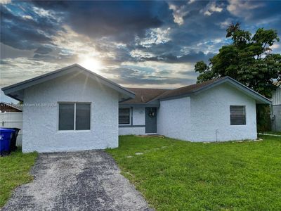 8205 Sw 12th Pl, House other with 3 bedrooms, 2 bathrooms and null parking in North Lauderdale FL | Image 1