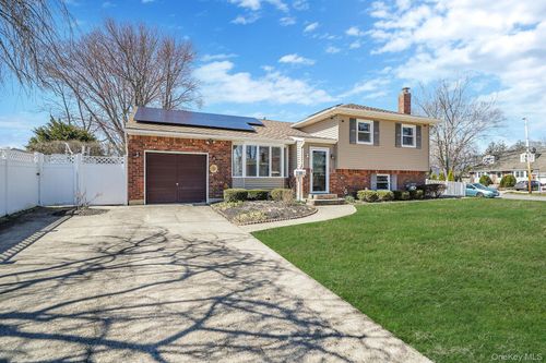 18 Wendorf Ct, Babylon, NY, 11703-4420 | Card Image