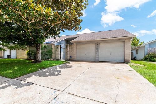 2527 Colonial Ridge Dr, Friendswood, TX, 77546-2609 | Card Image
