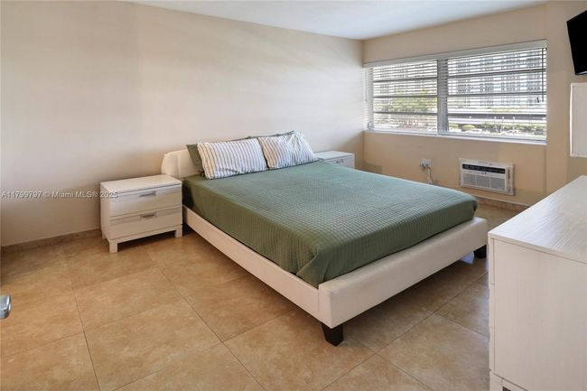 APT-403 - 220 Kings Point Dr, Condo with 1 bedrooms, 1 bathrooms and null parking in Sunny Isles Beach FL | Image 14