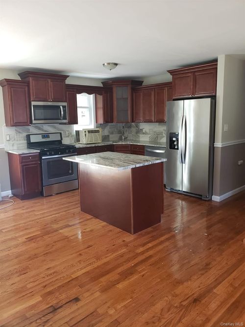 167 Oakland Ave, Central Islip, NY, 11722-2106 | Card Image