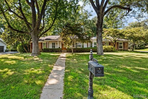 24 Nantucket Ln, Olivette, MO, 63132-4137 | Card Image