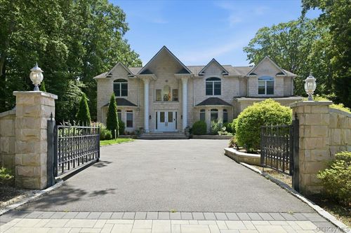 8 Headley Way, Oyster Bay, NY, 11797 | Card Image