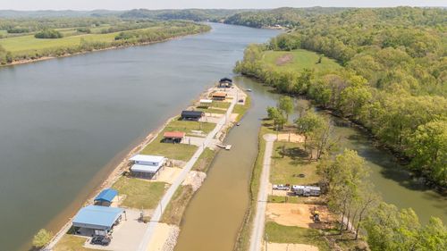 1089 River Front Dr, Clifton, TN, 38425-2908 | Card Image