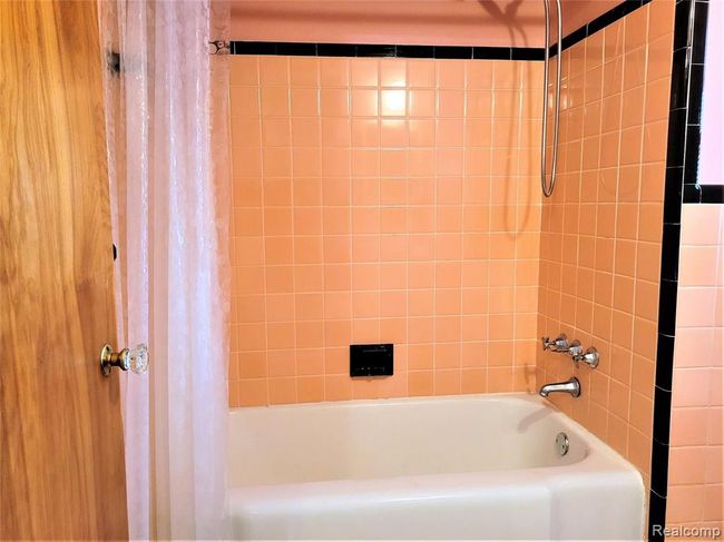 Full bath tile is in exceptional condition | Image 18